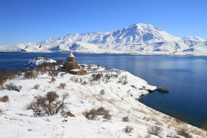 دریاچه وان و جزیره آکدامار در زمستان 