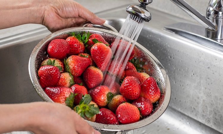 چگونه برای جلوگیری از هپاتیت A توت فرنگی را تمیز کنیم؟